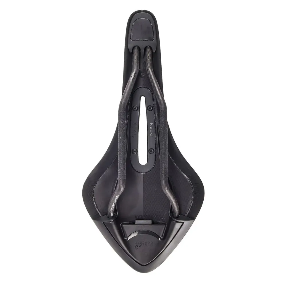 FIZIK ARIONE R1 OPEN REGULAR Sadel Kolfiberskenor Svart