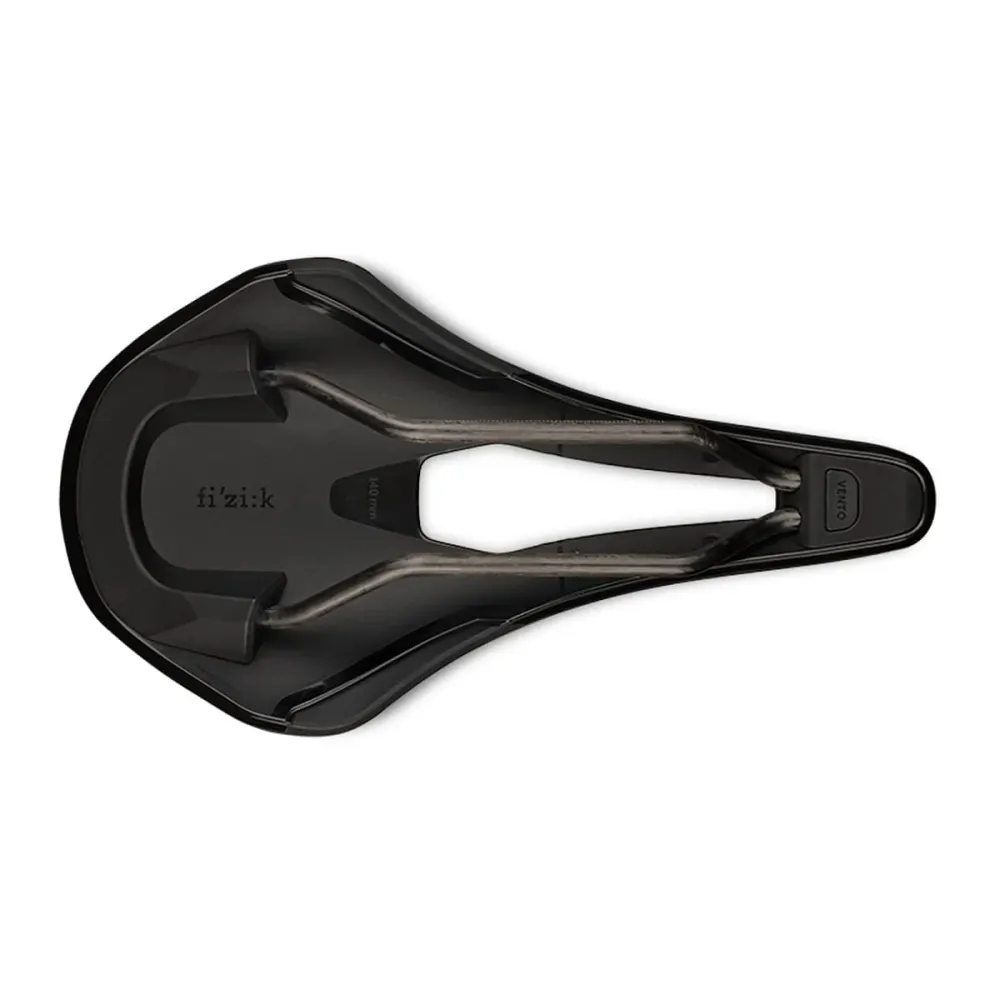 Sadel FIZIK VENTO ARGO R1 140 mm kolfiberskenor Svart