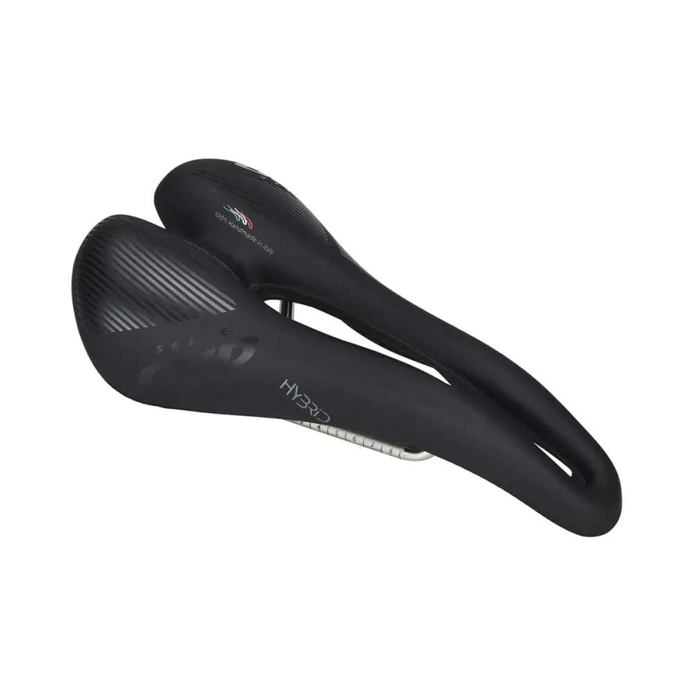 SMP HYBRIDE Sadel 140 mm bred Stålskenor Svart