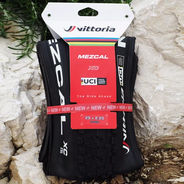 VITTORIA MEZCAL XC 29X2.35 "UCI Rainbow Edition" Tubeless Ready Soft Black däck