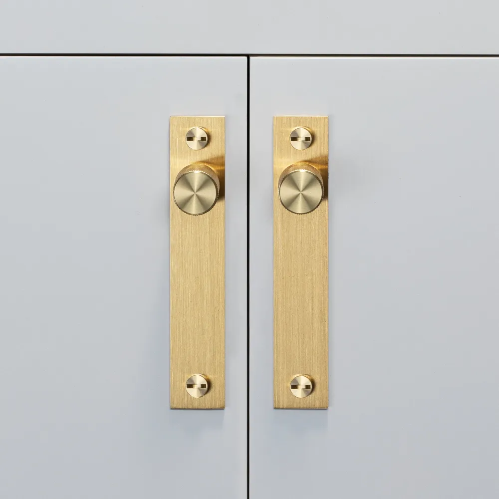 Cross plate möbelknopp med bakplatta i antique finish och diamantslipat mönster – 2 st. • Buster + Punch