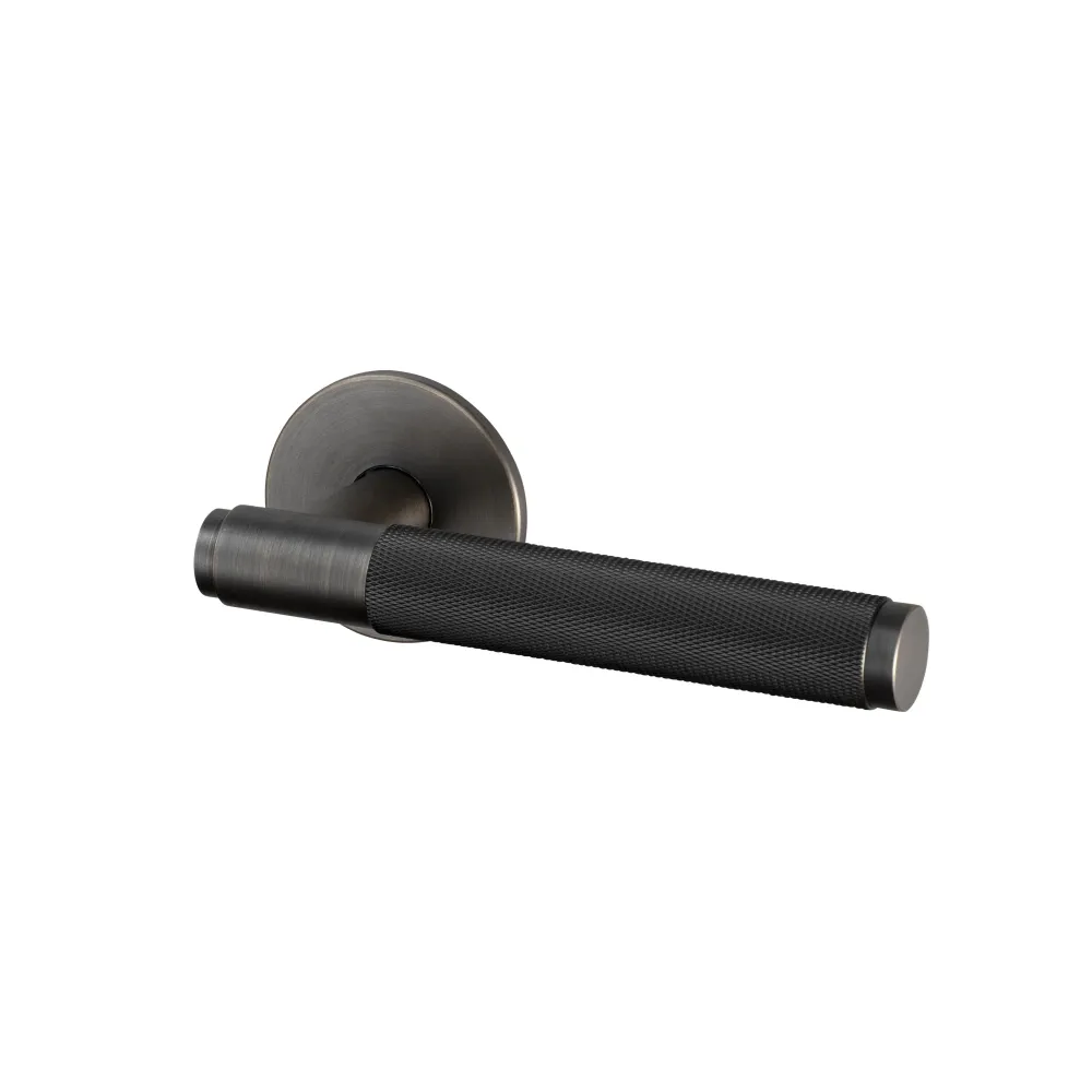 Cross-dörrhandtag i brunerad warm alloy med diamantslipat mönster – c/c 38 mm • Buster + Punch