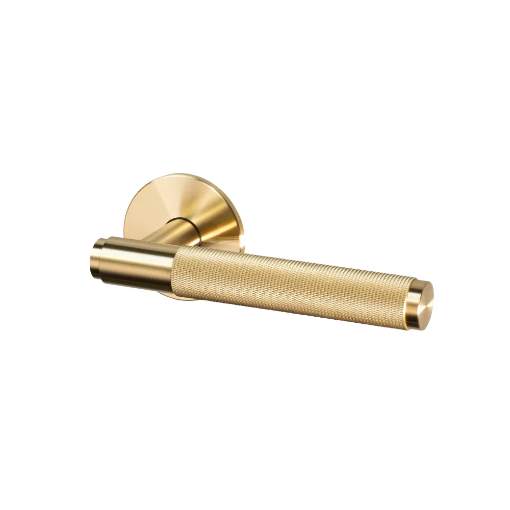 Cross-dörrhandtag i golden metal med diamantslipat mönster – c/c 38 mm • Buster + Punch
