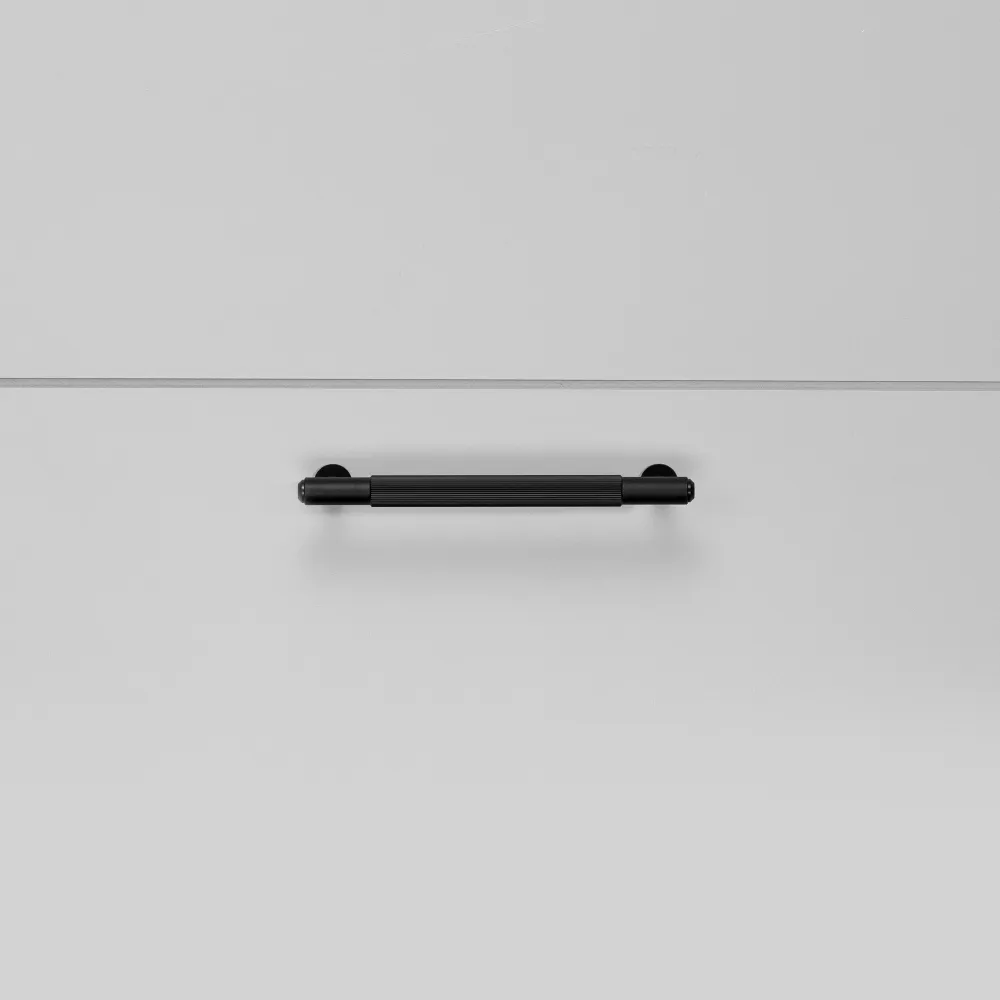 Linear handtag i ebenholts aluminium med linjerat mönster • Buster + Punch 125
