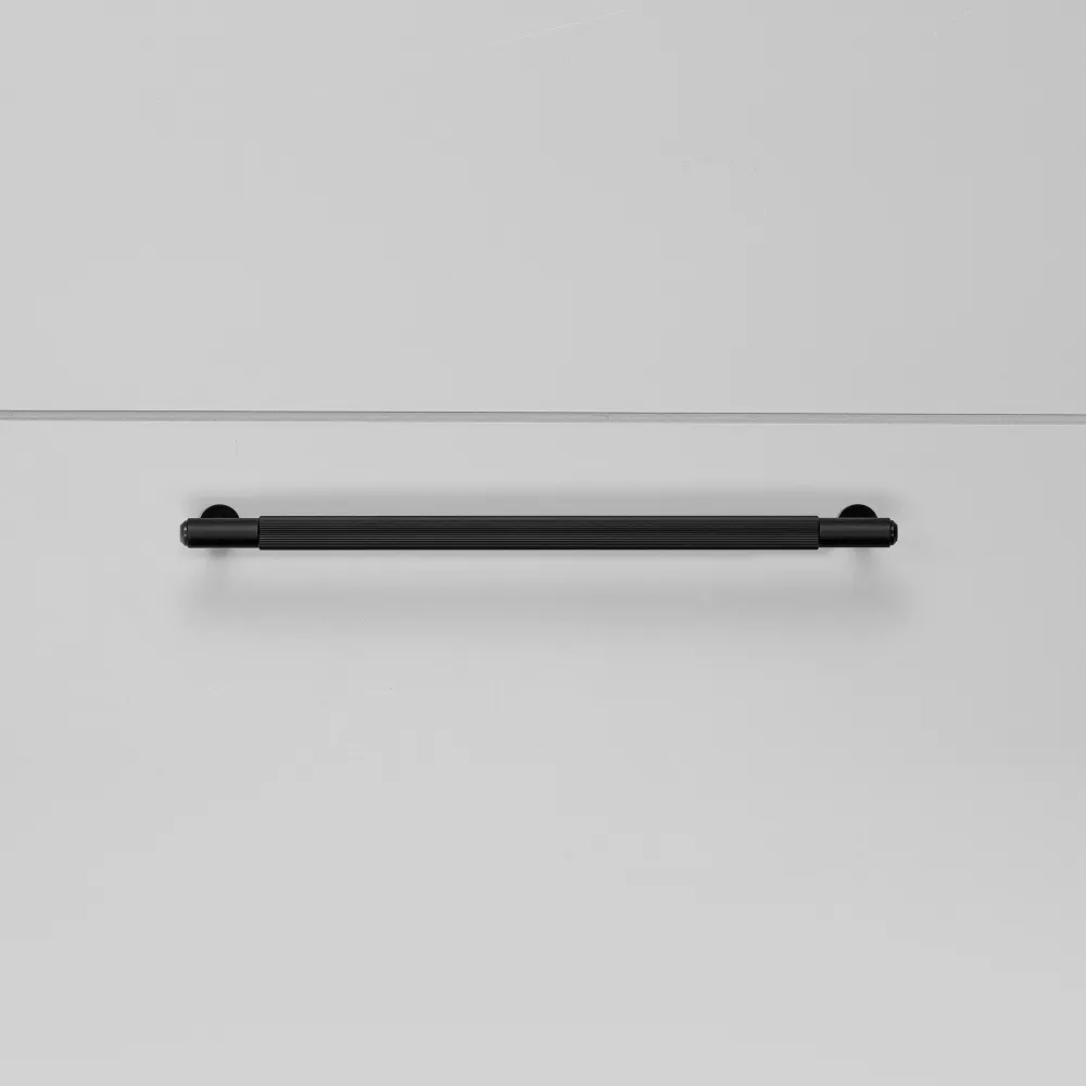 Linear handtag i ebenholts aluminium med linjerat mönster • Buster + Punch 125