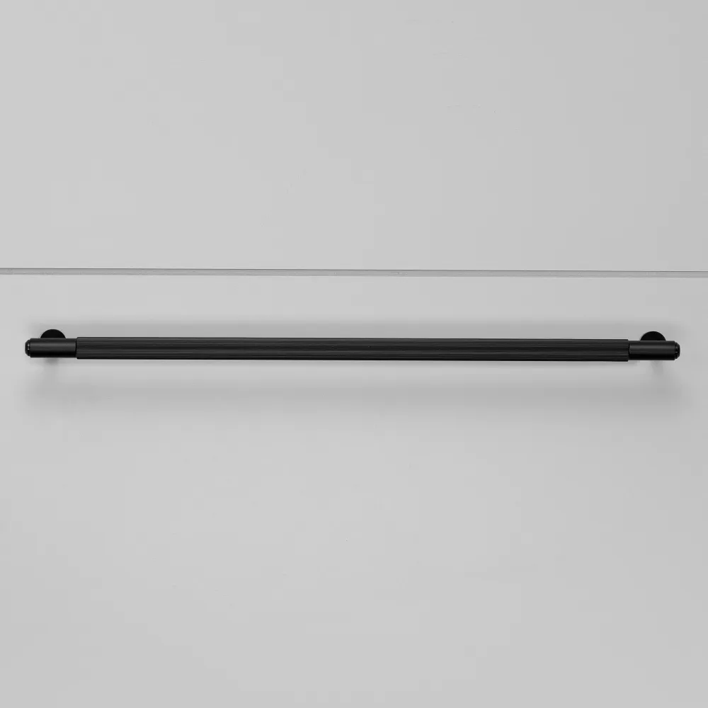 Linear handtag i ebenholts aluminium med linjerat mönster • Buster + Punch 125