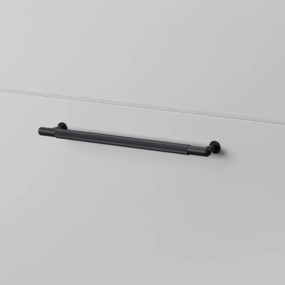 Linear handtag i ebenholts aluminium med linjerat mönster • Buster + Punch 125