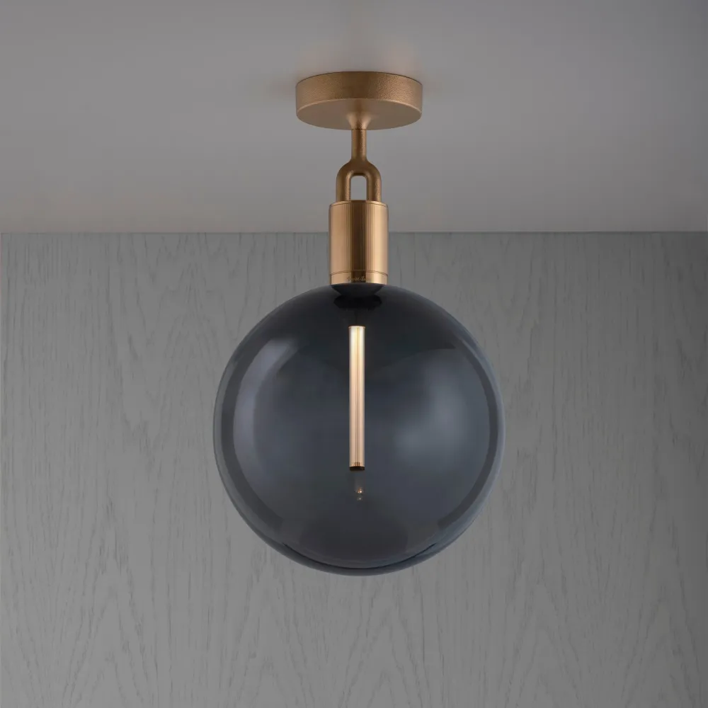 Forked Ceiling Globe Large taklampa, rökfärgat glas och warm alloy • Buster + Punch