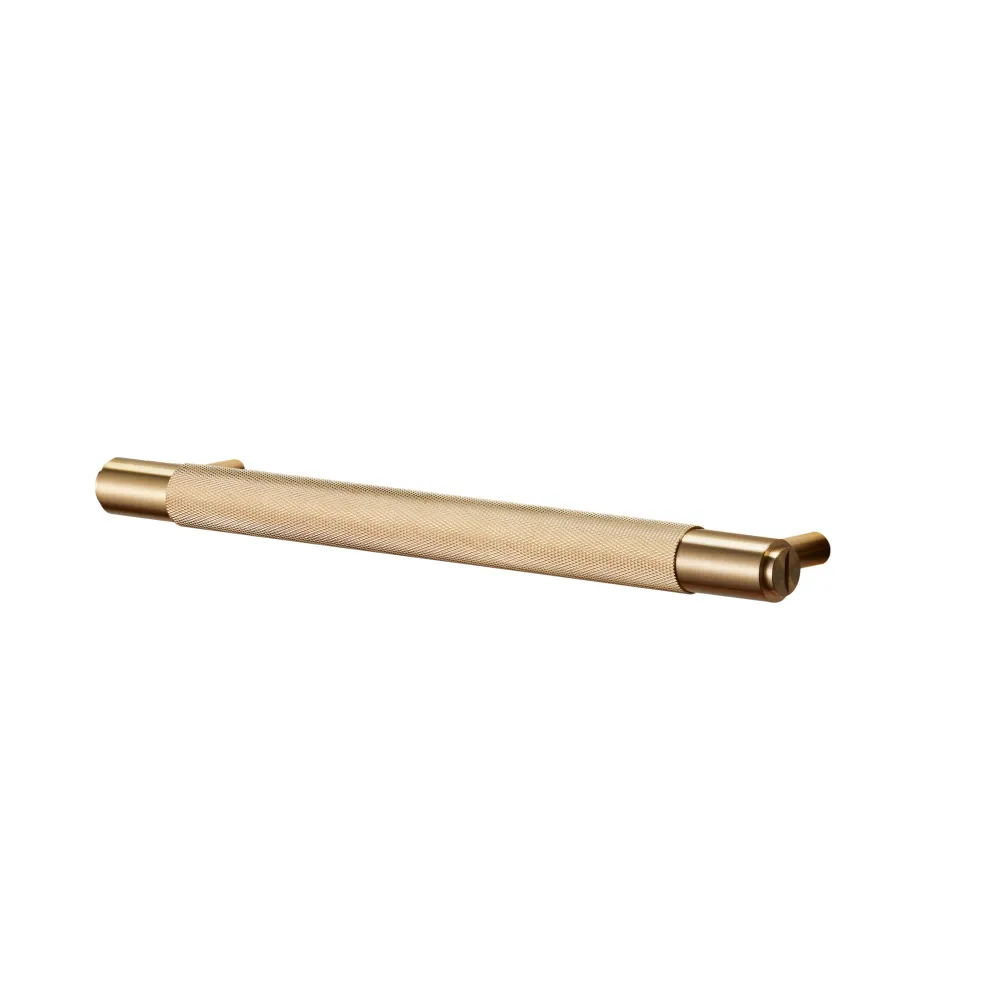 Cross pull bar handtag i golden metal med diamantslipat mönster • Buster + Punch 125