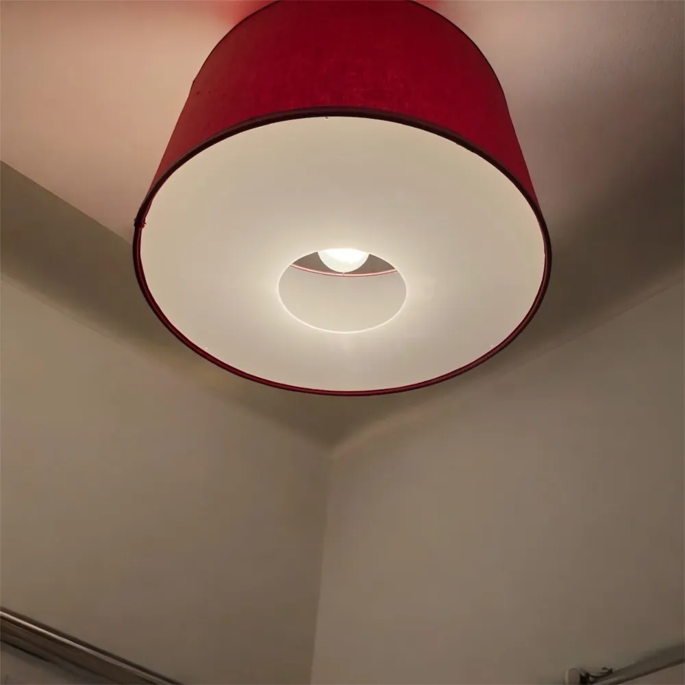 Cylindrisk lampskärm på taklampa