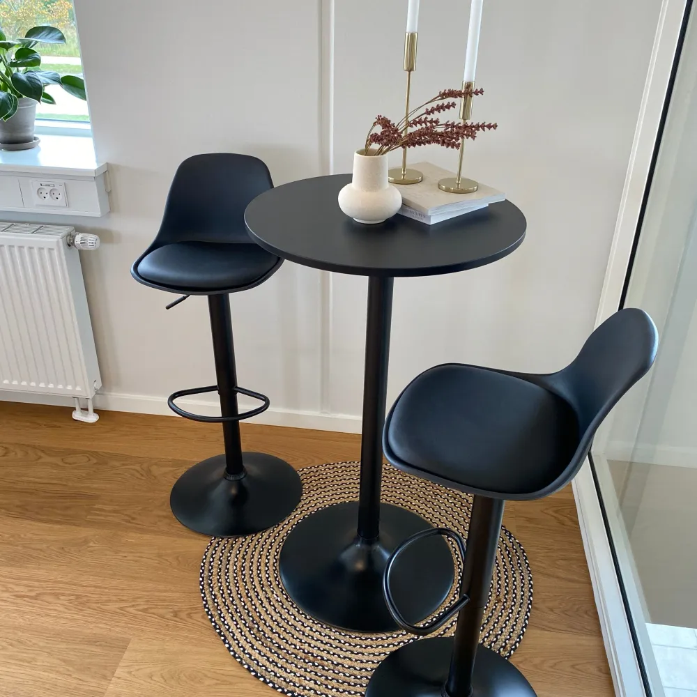 Sandie - Barstol snurrbar i midnight plast med justerbar höjd