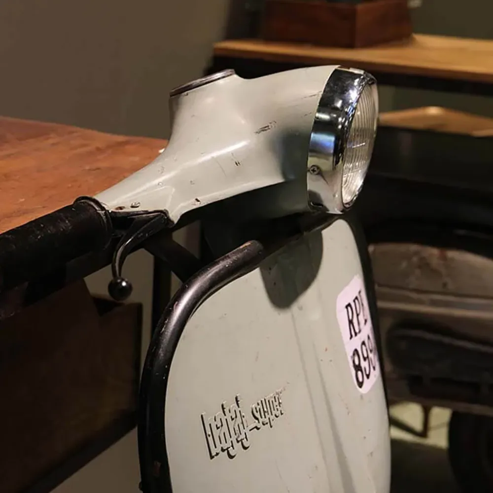 Hög Precision Tufft bord med upcyclad moped